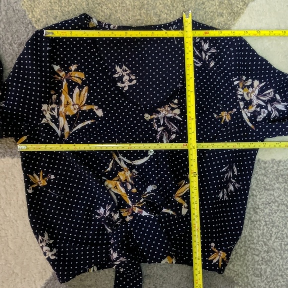 3/$15🍎Crop Tie-Front Blouse - Size M - Picture 6 of 8